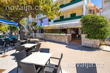 Promajna - restaurace u pláže, Makarská riviéra, Chorvatsko