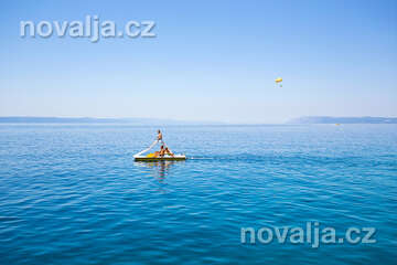 Podgora - blankytně modré moře, Makarská riviéra, Chorvatsko