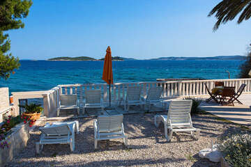 9 / 18Apartmány Orebić 11 - terasa u domu, pohled na ostrůvek Stupa, Orebić, poloostrov Pelješac, Chorvatsko
