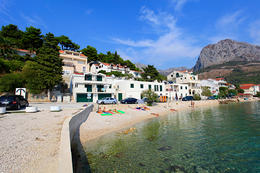 Zaostrog - pláž v západní části letoviska, Chorvatsko