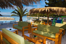 Živogošče - Blato - kavárna na promenádě, Makarská riviéra, Chorvatsko