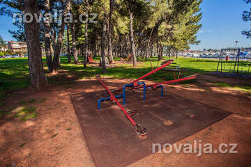 Novigrad - dětské hřiště u pláže, Istrie, Chorvatsko