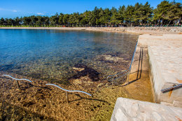 Novigrad - betonová pláž se sjezdem pro vozíčky, Istrie, Chorvatsko