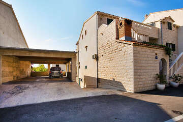 Apartmány Ocean - parkoviště, Bol, ostrov Brač, Chorvatsko