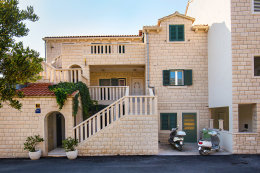 Apartmány Ocean - zadní strana domu, Bol, ostrov Brač, Chorvatsko