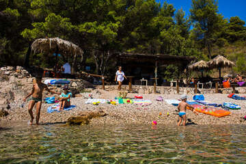 Stomorska - oblázková pláž a bar Afrika, ostrov Šolta, Chorvatsko