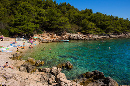 Stomorska - oblázková pláž Afrika, ostrov Šolta, Chorvatsko