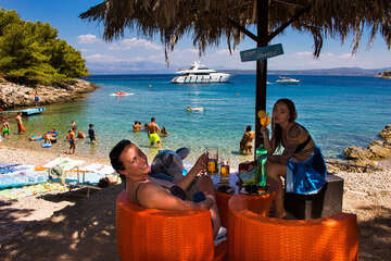 Stomorska - oblázková pláž a bar Afrika, ostrov Šolta, Chorvatsko