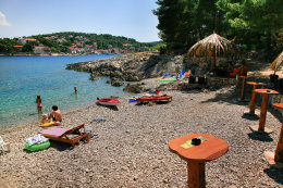 Stomorska - oblázková pláž Afrika, ostrov Šolta, Chorvatsko