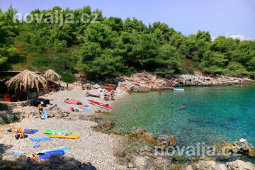 Stomorska - oblázková pláž Afrika, ostrov Šolta, Chorvatsko