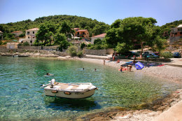 Stomorska - oblázkové pláže, ostrov Šolta, Chorvatsko