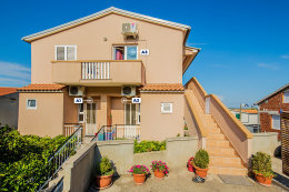 Apartmány Tartana, zadní část domu, Tkon, ostrov Pašman, Chorvatsko