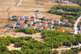 Povljana - letecký pohled, ostrov Pag, Chorvatsko