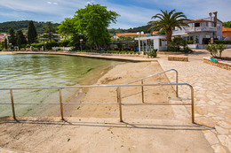 Preko - písečná pláž Jaz - rampa do moře pro invalidy, ostrov Ugljan, Chorvatsko