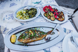 Město Vis - oběd v restauraci, ostrov Vis, Chorvatsko