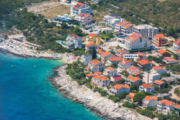 Zečevo Rogozničko - letecký pohled, Šibenická riviéra, Chorvatsko