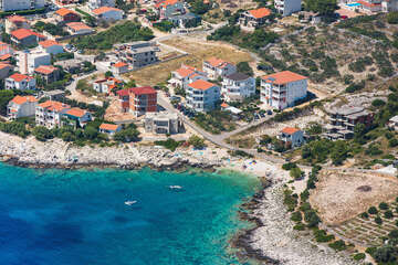 Zečevo Rogozničko - letecký pohled, Šibenická riviéra, Chorvatsko