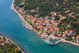 Letovisko Veli Rat - letecký pohled na lodní přístav, ostrov Dugi Otok, Chorvatsko