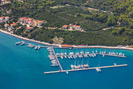 Veli Rat - letecký pohled na jachtařský přístav, ostrov Dugi Otok, Chorvatsko