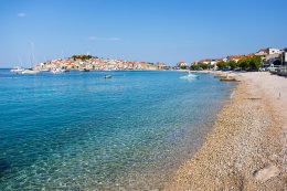 Apartmány Mia - oblázková pláž východně od centra, Primošten, Šibenická riviéra, Chorvatsko