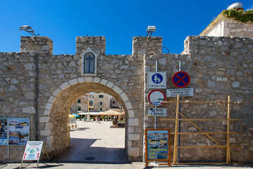 Apartmány Paško - vstupní brána do starého města, Primošten, Šibenická riviéra, Chorvatsko