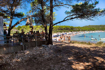 Bufet u písečné pláže Sakarun, ostrov Dugi Otok, Chorvatsko