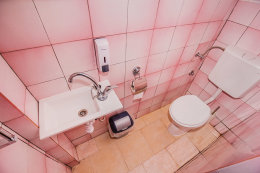 Apartmány Kadulja - společné WC na přízemí domu, Zečevo Rogozničko, Šibenická riviéra, Chorvatsko