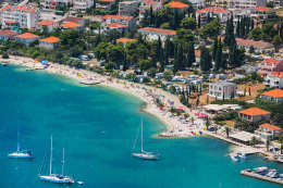 Seget Donji - pláže, letecký pohled, Trogirská riviéra, Chorvatsko