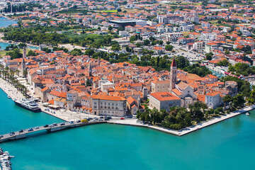 Trogir - letecký pohled, Trogirská riviéra, Chorvatsko