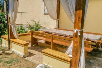 Apartmány Mimoza - společné venkovní posezení, Lopar, ostrov Rab, Chorvatsko