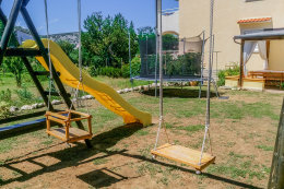 Apartmány Mimoza -  dětské houpačky, skluzavka i trampolína v zahradě, Lopar, ostrov Rab, Chorvatsko