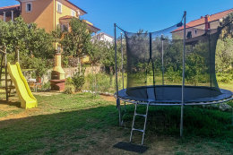 Apartmány Mimoza - dětské houpačky, skluzavka i trampolína v zahradě, Lopar, ostrov Rab, Chorvatsko