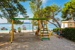 Apartmány Tramontana - dětské hřiště u oblázkové pláže, Promajna, Makarská riviéra, Chorvatsko