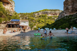 Pláž Stiniva, ostrov Vis, Chorvatsko | NOVALJA