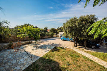 Apartmány Roza - parkoviště u horní budovy, Mandre, ostrov Pag, Chorvatsko