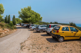 Parkoviště pro pláž Stiniva, vzdálenost k pláži je 450 m s převýšením 90 m, ostrov Vis, Chorvatsko | NOVALJA