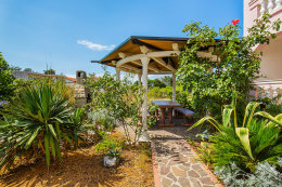 Apartmány Mira - altánek s posezením u domu, Stará Novalja, ostrov Pag, Chorvatsko