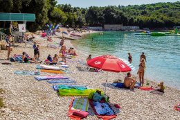 Mobilhomy Centinera - oblázková pláž, Pula-Banjole, poloostrov Istrie, Chorvatsko