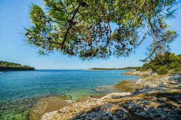 Mobilhomy Centinera - další pláže v okolí (ploché kameny), Pula-Banjole, poloostrov Istrie, Chorvatsko