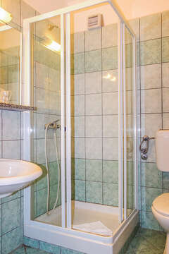 Koupelna dvoulůžkových pokojů (bez i s přistýlkami) - resort Centinera, Pula - Banjole, Istrie, Chorvatsko