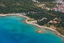 Novalja - pláž Babe, letecký pohled, ostrov Pag, Chorvatsko