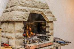 Apartmány Marinno - společný venkovní gril, Mimice, Omišská riviéra, Chorvatsko