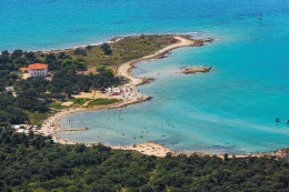 Novalja - pláž Babe, letecký pohled, ostrov Pag, Chorvatsko