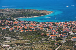 Novalja - letecký pohled, ostrov Pag, Chorvatsko