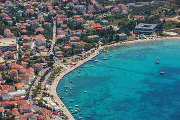 Novalja - promenáda, letecký pohled, ostrov Pag, Chorvatsko