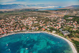 Novalja - pláž ve městě, letecký pohled, ostrov Pag, Chorvatsko