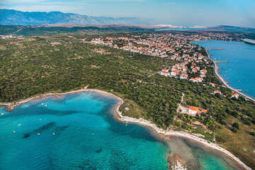 Novalja - pláž Babe na kraji města, ostrov Pag, Chorvatsko