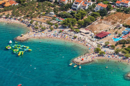 Punat - pláže, letecký pohled, ostrov Krk, Chorvatsko