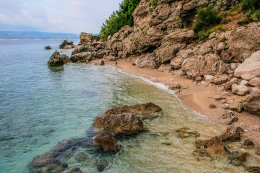 Mimice - pláž, Omišská riviéra, Chorvatsko