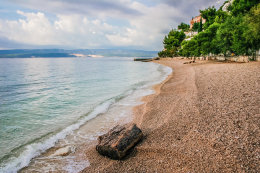 Mimice - oblázková pláž, Omišská riviéra, Chorvatsko